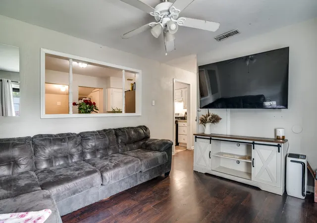 Photo 4 of Single family home for sale at 1309 Woodcrest Dr, Mesquite, TX 75149 | MLS# 21071772 | Listing updated on 2026-09-10