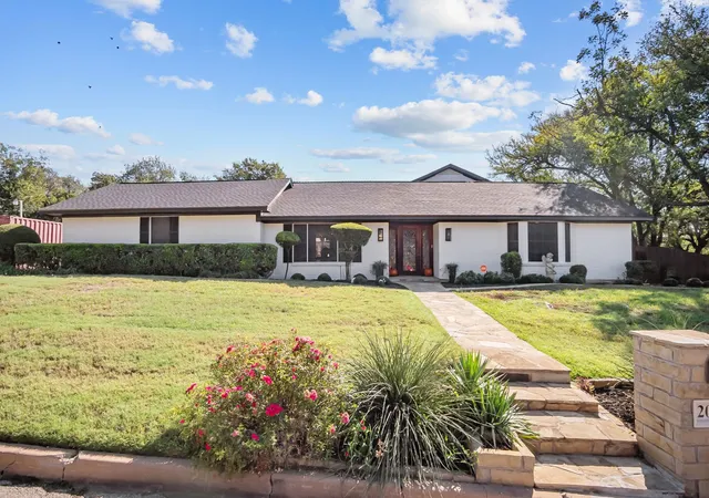 Photo 1 of Single family home for sale at 2016 Nw 4th Ave, Mineral Wells, TX 76067 | MLS# 21072225 | Listing updated on 2026-09-15