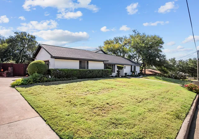 Photo 2 of Single family home for sale at 2016 Nw 4th Ave, Mineral Wells, TX 76067 | MLS# 21072225 | Listing updated on 2026-09-15