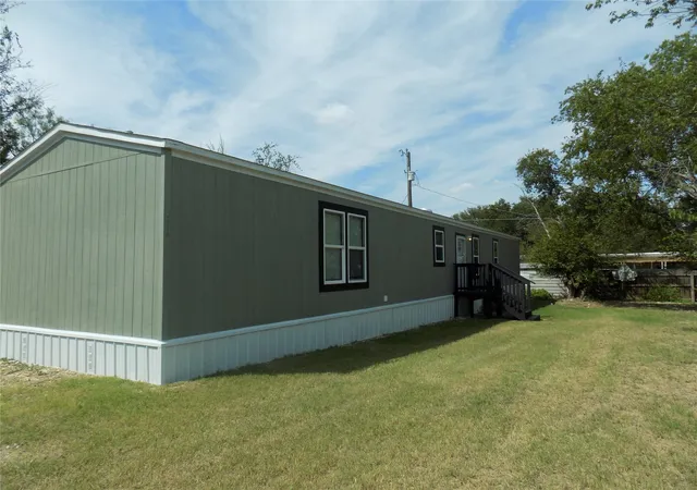 Photo 23 of Manufactured home for sale at 2916 Blackjack Ln, Granbury, TX 76048 | MLS# 21072226 | Listing updated on 2026-09-13