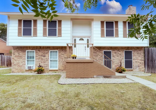 Photo 2 of Single family home for sale at 5000 Bama Dr, Arlington, TX 76017 | MLS# 21073225 | Listing updated on 2026-09-12