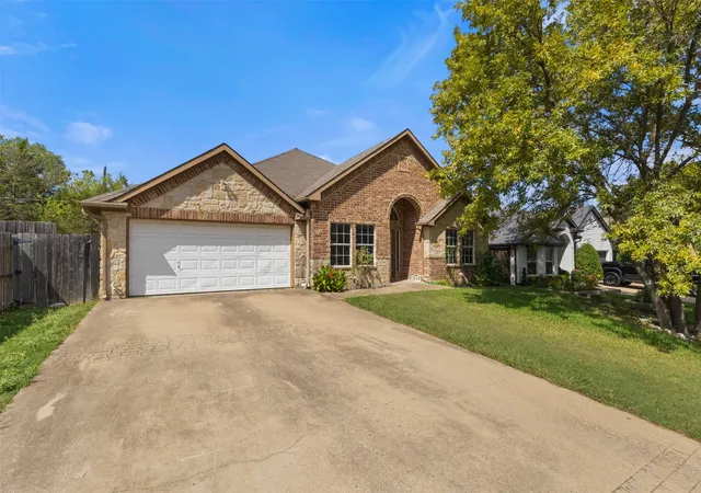 Photo 2 of Single family home for sale at 490 Lynne Dr, Rockwall, TX 75032 | MLS# 21076864 | Listing updated on 2026-09-12