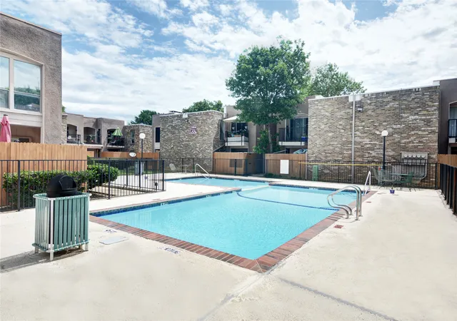 Listing Photo 2 - Condo for sale in building located at 5624 Boca Raton Blvd, Fort Worth, TX 76112 - Unit #133