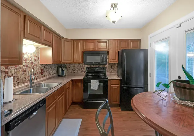 Listing Photo 4 - Condo for sale in building located at 5624 Boca Raton Blvd, Fort Worth, TX 76112 - Unit #133