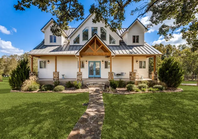 Photo 2 of Single family home for sale at 5848 Lago Vista Dr, Athens, TX 75752 | MLS# 21079018 | Listing updated on 2026-09-08