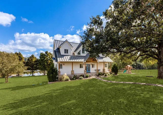 Photo 3 of Single family home for sale at 5848 Lago Vista Dr, Athens, TX 75752 | MLS# 21079018 | Listing updated on 2026-09-08