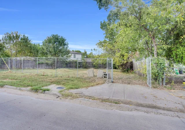 Photo 1 of Land for sale at 3519 Weisenberger Dr, Dallas, TX 75212 | MLS# 21080757 | Listing updated on 2026-09-08