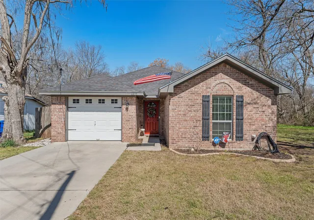 Photo 3 of Single family home for sale at 1206 Spring St, Waco, TX 76704 | MLS# 21086373 | Listing updated on 2026-09-10