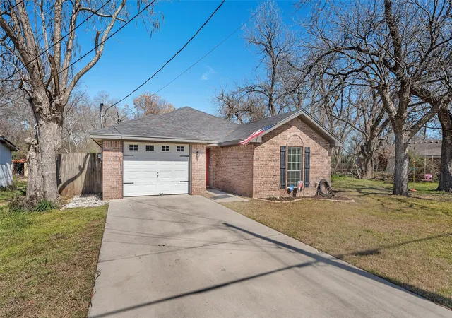 Photo 3 of Single family home for sale at 1206 Spring St, Waco, TX 76704 | MLS# 21086373 | Listing updated on 2026-09-10