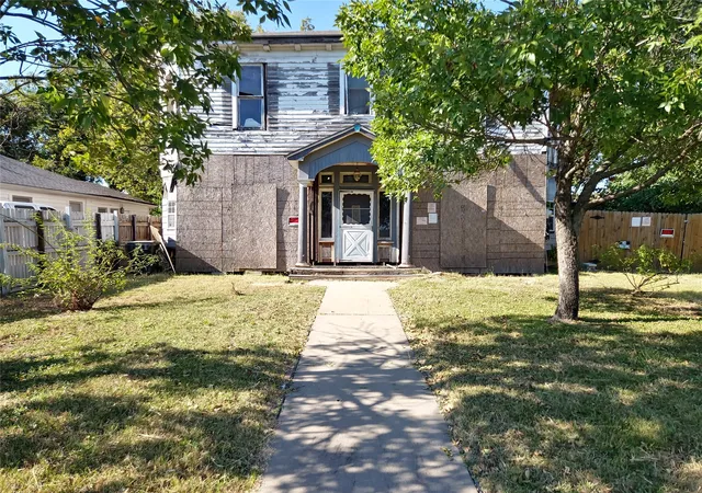 Photo 2 of Single family home for sale at 650 W 6th Ave, Corsicana, TX 75110 | MLS# 21089535 | Listing updated on 2026-09-11