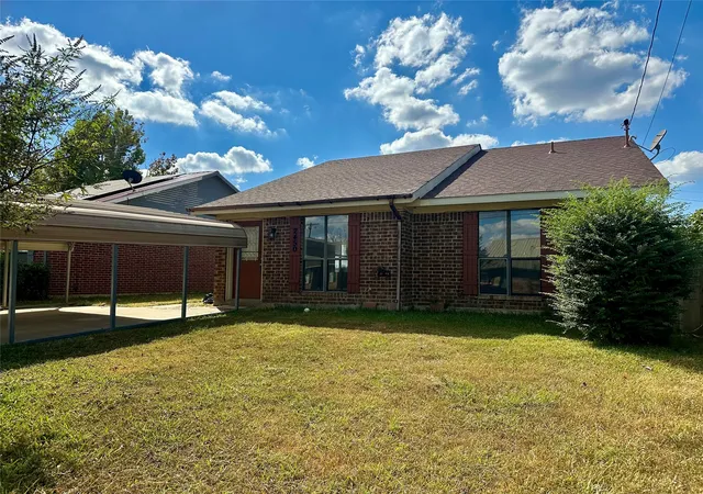 Single family home for sale at 2450 Se 40Th St, Paris, TX 75460 | MLS# 21077765