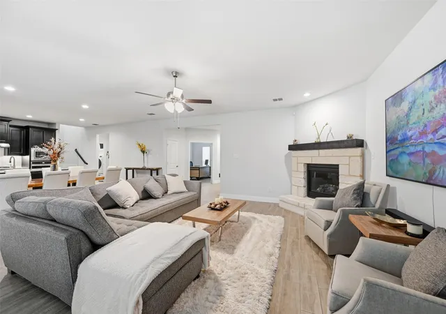 Photo 3 of Single family home for sale at 813 Comal Dr, Mansfield, TX 76063 | MLS# 21097575 | Listing updated on 2026-08-01