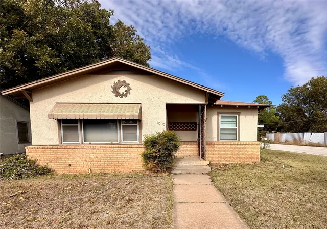 Photo 1 of Sale Pending at 1000 W Custer St, Seymour, TX 76380 | MLS# 21098502 | Listing updated on 2026-07-31