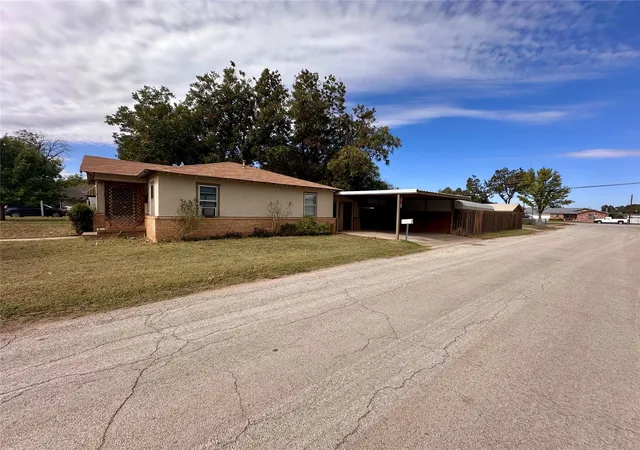 Photo 2 of Sale Pending at 1000 W Custer St, Seymour, TX 76380 | MLS# 21098502 | Listing updated on 2026-07-31