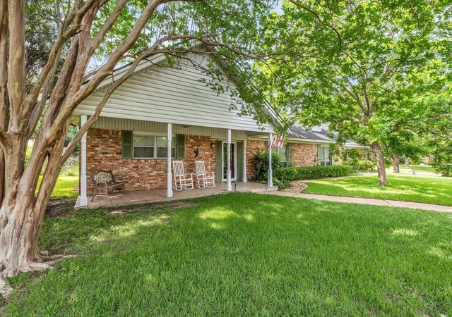Photo 2 of Sale Pending at 5601 Woodcastle St, Waco, TX 76710 | MLS# 21102334 | Listing updated on 2026-09-25