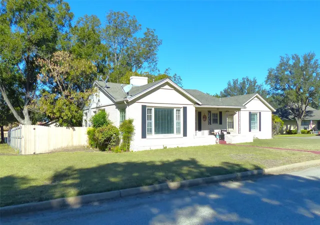 Photo 1 of Single family home for sale at 1031 11th, Brady, TX 76825 | MLS# 21103736 | Listing updated on 2026-07-31