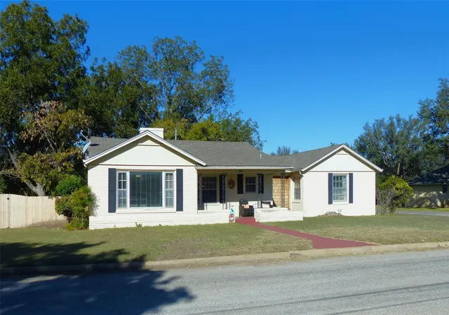 Photo 2 of Single family home for sale at 1031 11th, Brady, TX 76825 | MLS# 21103736 | Listing updated on 2026-07-31