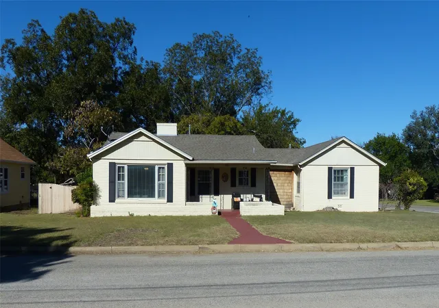 Photo 3 of Single family home for sale at 1031 11th, Brady, TX 76825 | MLS# 21103736 | Listing updated on 2026-07-31