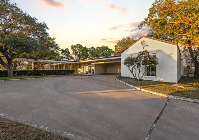 Photo 3 of Sale Pending at 3906 Highland Dr, Denison, TX 75020 | MLS# 21106101 | Listing updated on 2026-07-28