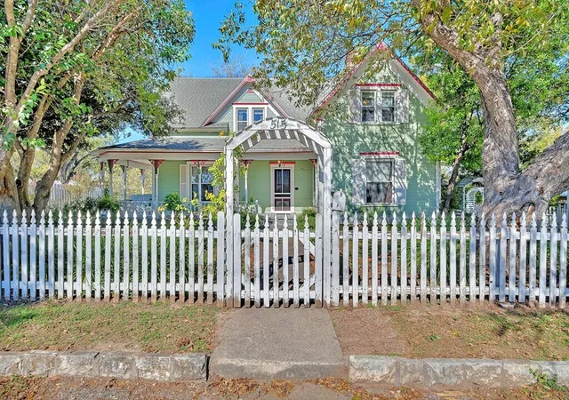 Photo 2 of Single family home for sale at 515 Hackberry St, Clifton, TX 76634 | MLS# 21102826 | Listing updated on 2026-09-10
