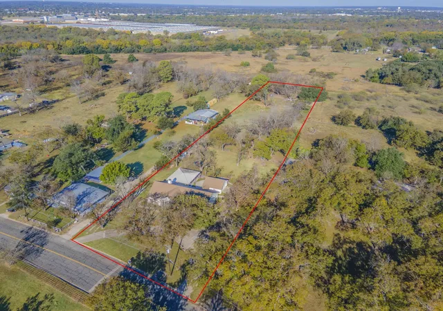 Photo 2 of Single family home for sale at 2622 Kendall Ln, Waco, TX 76705 | MLS# 21107915 | Listing updated on 2026-09-11