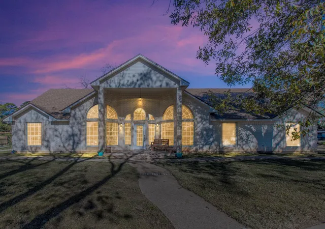 Photo 3 of Single family home for sale at 2622 Kendall Ln, Waco, TX 76705 | MLS# 21107915 | Listing updated on 2026-09-11