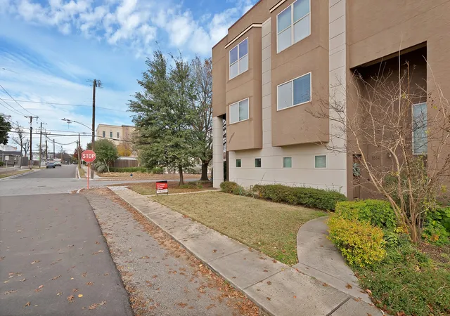 Photo 2 of Townhouse for sale at 1516 Hope St, Dallas, TX 75206 | MLS# 21114812 | Listing updated on 2026-09-14