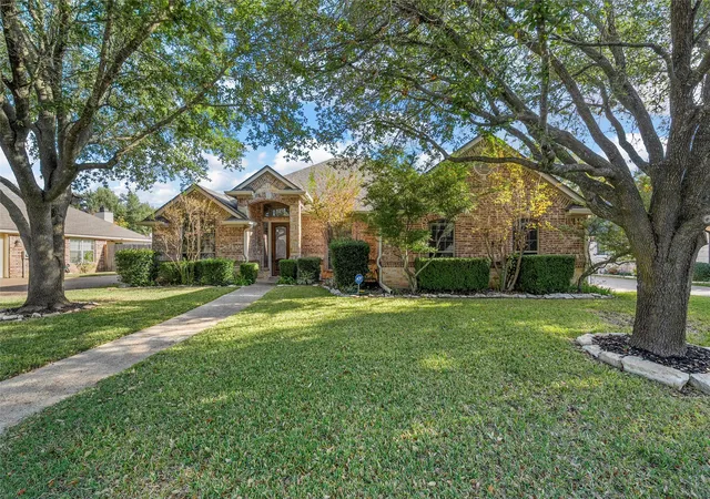 Photo 2 of Single family home for sale at 302 Canterbury Dr, Woodway, TX 76712 | MLS# 21114544 | Listing updated on 2026-09-08