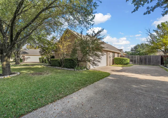 Photo 3 of Single family home for sale at 302 Canterbury Dr, Woodway, TX 76712 | MLS# 21114544 | Listing updated on 2026-09-08