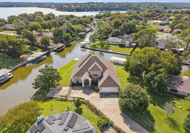 Photo 3 of Single family home for sale at 4008 Huron Ct, Granbury, TX 76048 | MLS# 21116021 | Listing updated on 2026-09-10