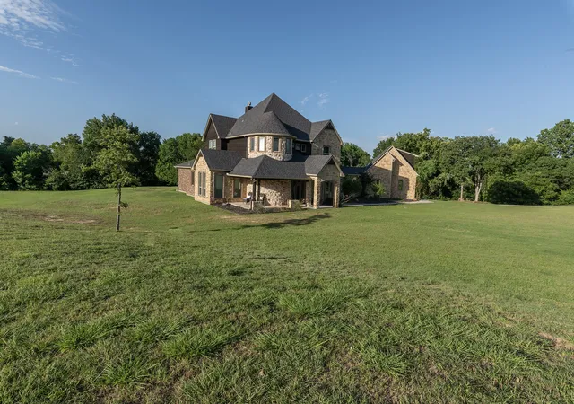Photo 2 of Sale Pending at 101 E Bozeman Ln, Fort Worth, TX 76108 | MLS# 21118973 | Listing updated on 2026-09-20
