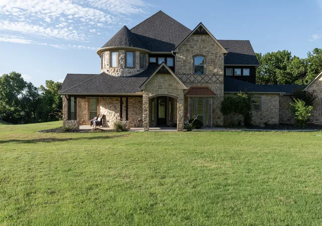 Photo 3 of Sale Pending at 101 E Bozeman Ln, Fort Worth, TX 76108 | MLS# 21118973 | Listing updated on 2026-09-20