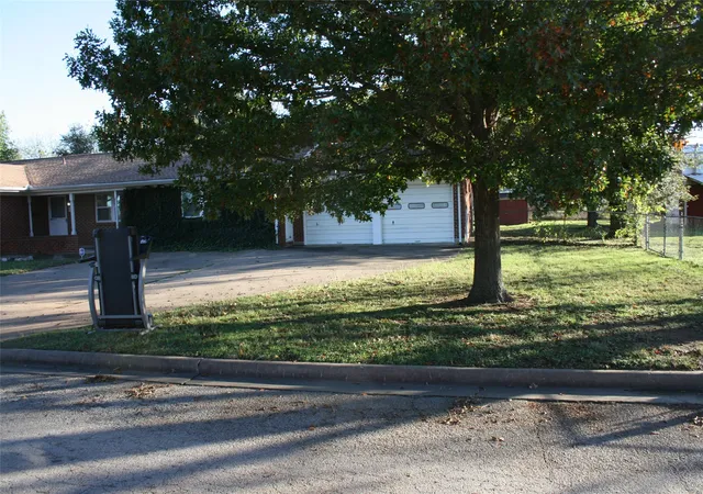 Photo 2 of Single family home for sale at 2510 Se 5 1/2 St, Mineral Wells, TX 76067 | MLS# 21120638 | Listing updated on 2026-07-29