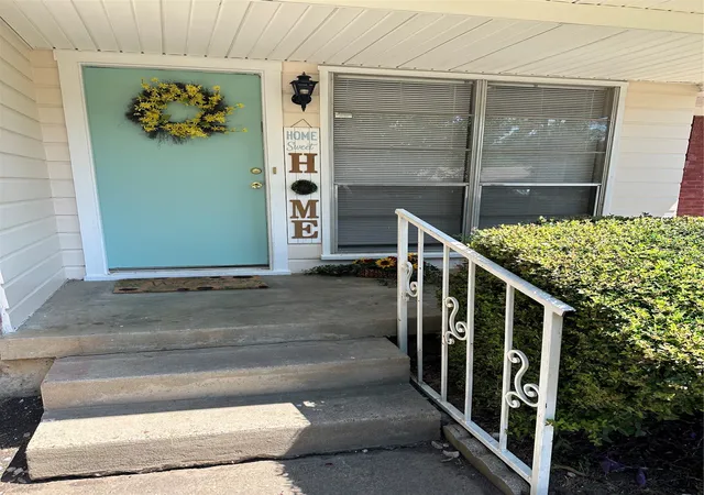 Photo 3 of Single family home for sale at 817 Laguna Dr, Denton, TX 76209 | MLS# 21122092 | Listing updated on 2026-09-09