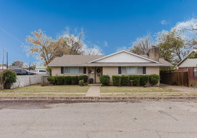 Photo 2 of Single family home for sale at 663 6th St, Honey Grove, TX 75446 | MLS# 21131267 | Listing updated on 2026-09-09