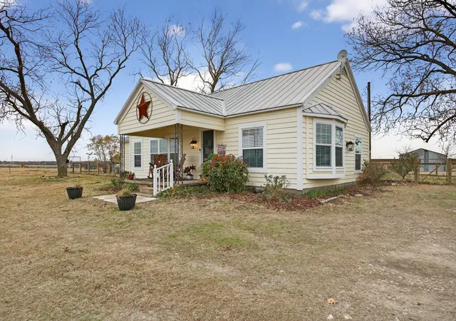 Photo 3 of Single family home for sale at 2074 W Fm 922, Valley View, TX 76272 | MLS# 21129959 | Listing updated on 2026-09-25