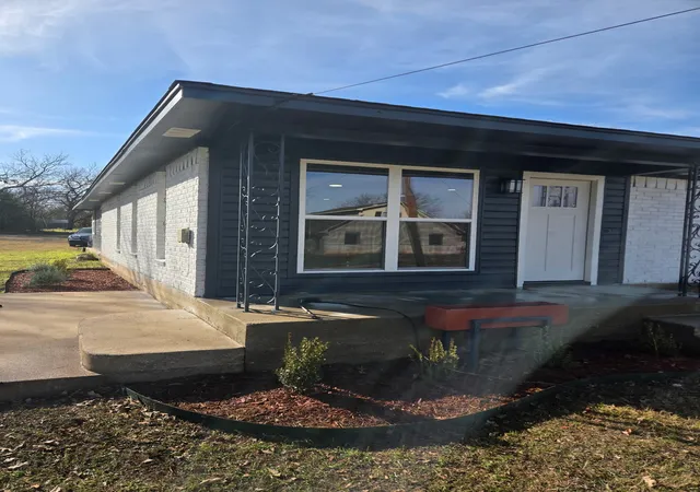 Photo 3 of Single family home for sale at 2110 N 06th St, Waco, TX 76708 | MLS# 21138881 | Listing updated on 2026-09-23