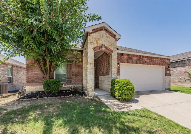 Photo 1 of Single family home for sale at 321 Mariscal Pl, Fort Worth, TX | MLS# 21139058 | Listing updated on 2026-09-12