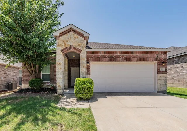 Photo 2 of Single family home for sale at 321 Mariscal Pl, Fort Worth, TX | MLS# 21139058 | Listing updated on 2026-09-12