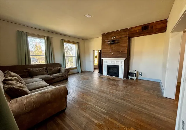 Photo 3 of Sale Pending at 725 W 10Th St, Bonham, TX 75418 | MLS# 21139480 | Listing updated on 2026-09-10