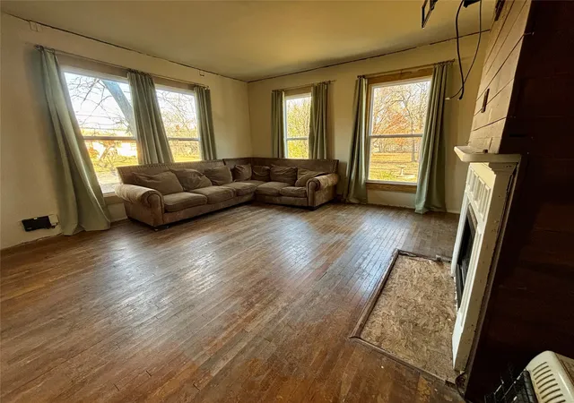 Photo 4 of Sale Pending at 725 W 10Th St, Bonham, TX 75418 | MLS# 21139480 | Listing updated on 2026-09-10