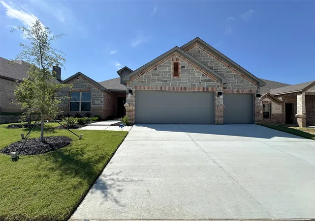 Photo 2 of Single family home for sale at 2003 Belle Lagos Ln, Cleburne, TX 76033 | MLS# 21141482 | Listing updated on 2026-09-12
