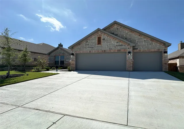 Photo 3 of Single family home for sale at 2003 Belle Lagos Ln, Cleburne, TX 76033 | MLS# 21141482 | Listing updated on 2026-09-12