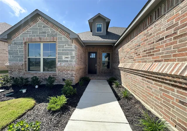 Photo 3 of Single family home for sale at 2003 Belle Lagos Ln, Cleburne, TX 76033 | MLS# 21141482 | Listing updated on 2026-09-12