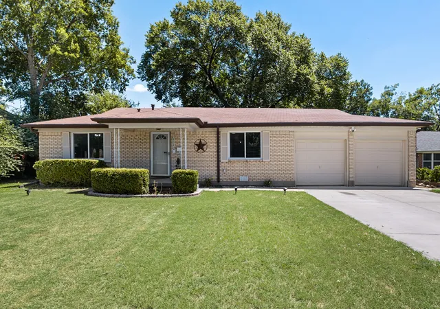 Photo 1 of Single family home for sale at 404 E Alexander Ln, Euless, TX 76040 | MLS# 21143556 | Listing updated on 2026-07-29