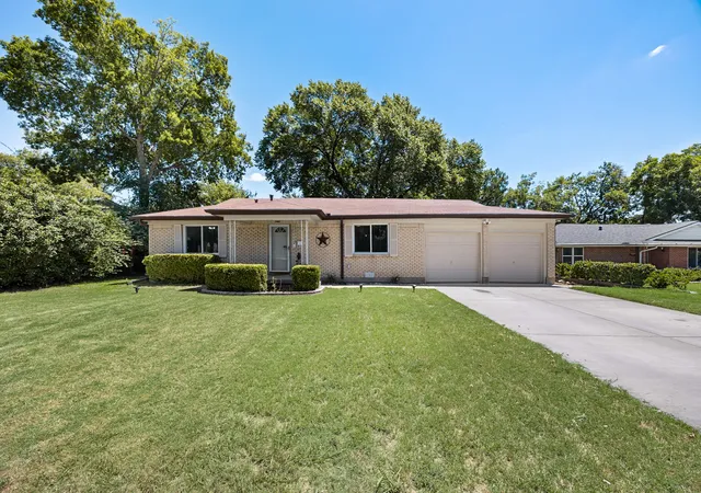 Photo 2 of Single family home for sale at 404 E Alexander Ln, Euless, TX 76040 | MLS# 21143556 | Listing updated on 2026-07-29