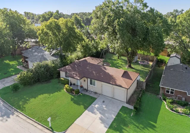 Photo 2 of Single family home for sale at 404 E Alexander Ln, Euless, TX 76040 | MLS# 21143556 | Listing updated on 2026-07-29