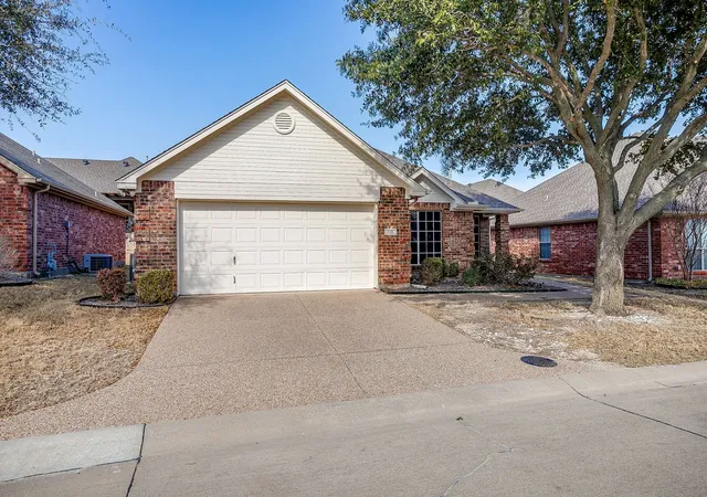 Listing Photo 4 - Condo for sale in building located at 119 Crestway Dr, Cedar Hill, TX 75104 - Unit #22
