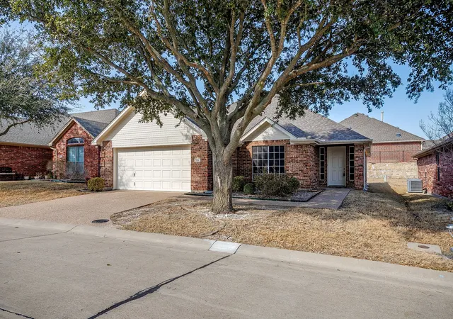 Listing Photo 5 - Condo for sale in building located at 119 Crestway Dr, Cedar Hill, TX 75104 - Unit #22
