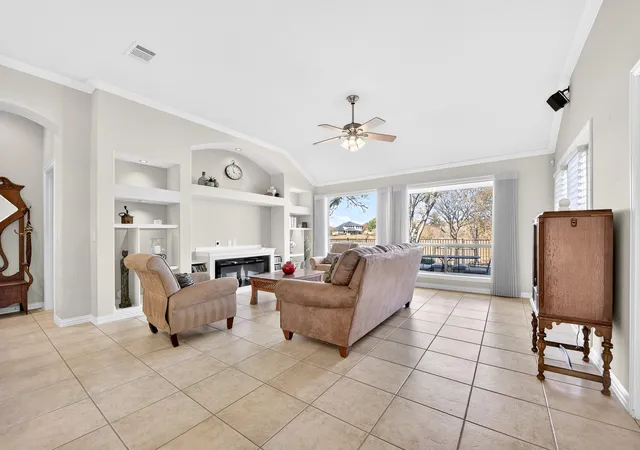 Photo 4 of Sale Pending at 11316 Southerland Dr, Denton, TX 76207 | MLS# 21143462 | Listing updated on 2026-10-02